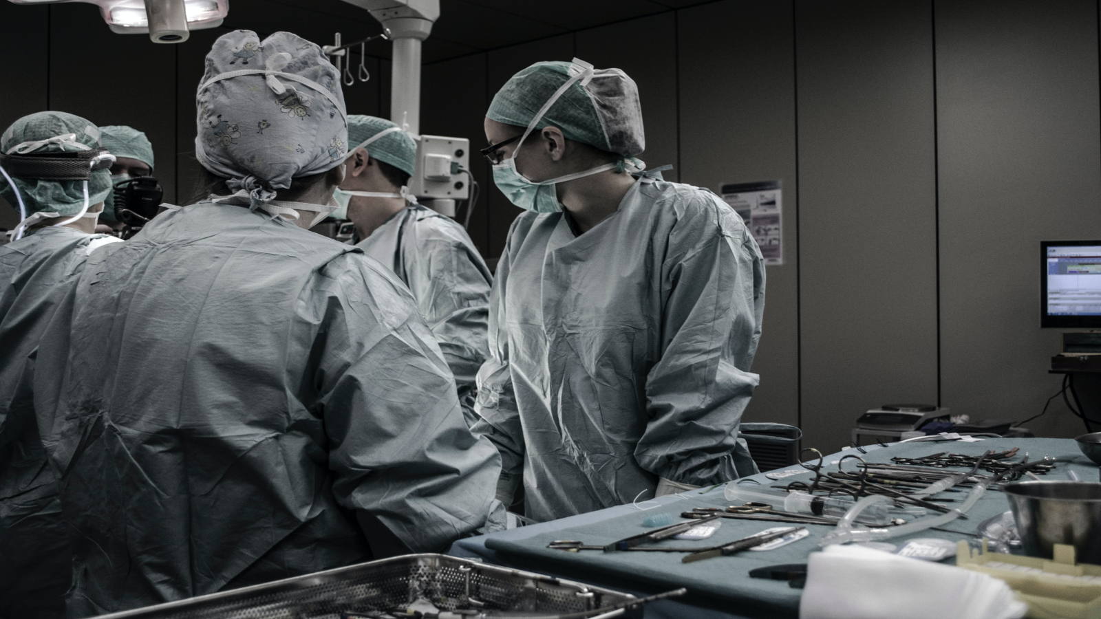 Surgeons preparing for surgery. Photo by Piron Guillaume on Unsplash